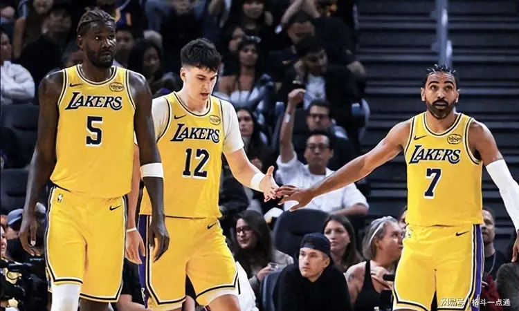 赛前体能课后；洛杉矶湖人状态回暖备战欧超杯；媒体盛赞；赛程密集仍需轮换的简单介绍