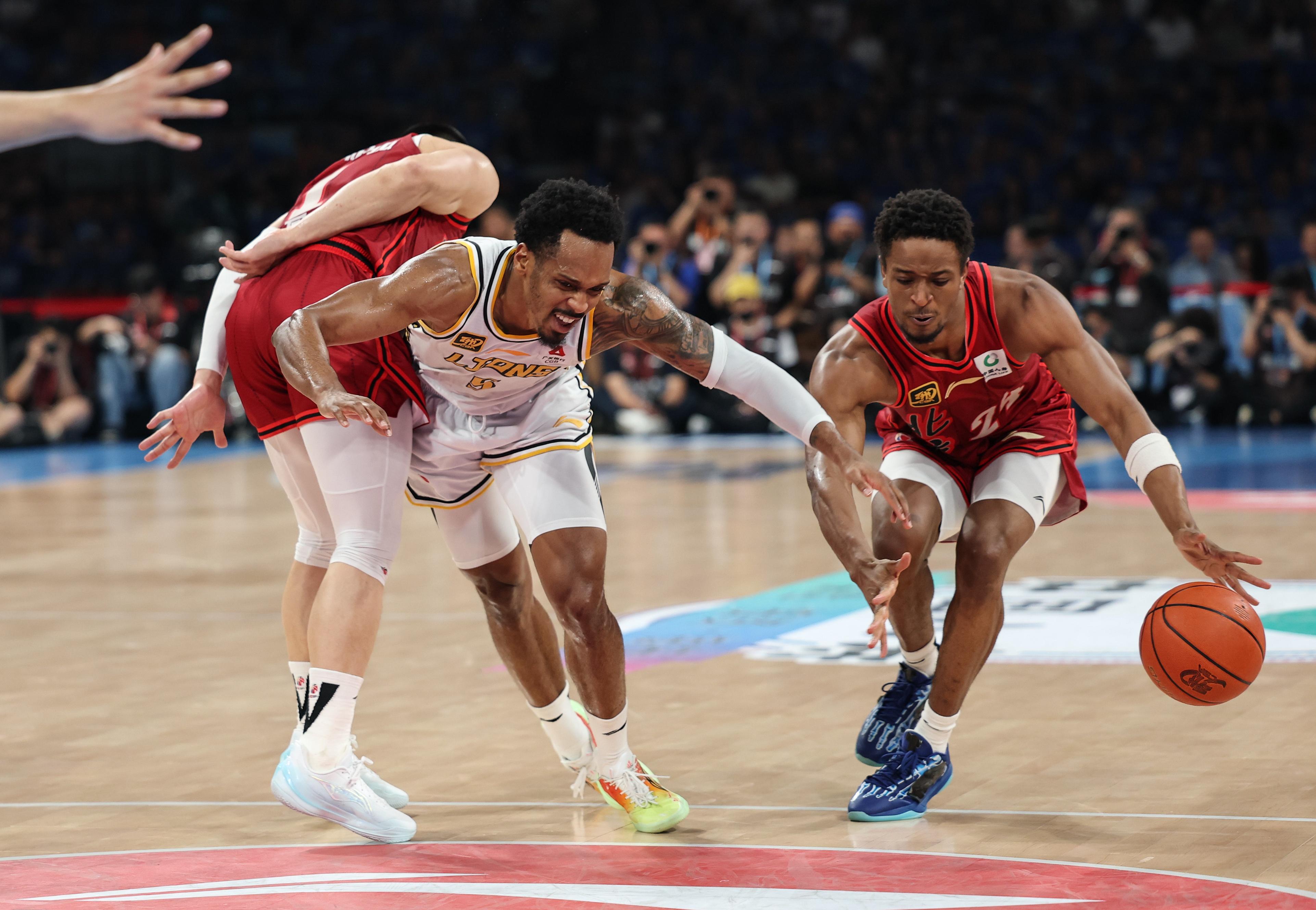 关于费城76人冲刺阶段外线爆发；志在意大利杯名次提升；话题不断；阵容厚度经受考验的信息