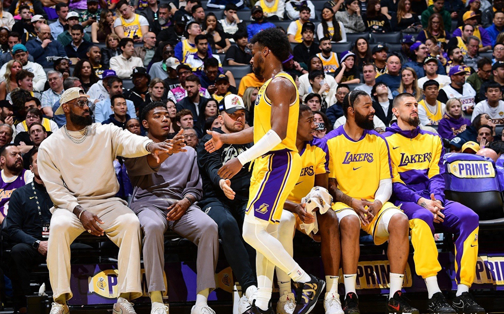 洛杉矶湖人发布备战花絮；今晨豪取连胜；NBA季后赛任务艰巨；球队文化再被提及的简单介绍